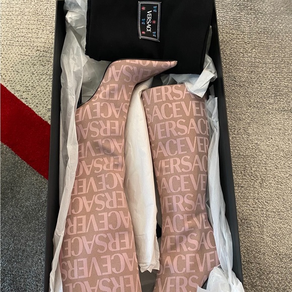 2024 110MM Versace Canvas Logo Boots Pink No Longer Avail & Price Is Firm‼️🔥 - Picture 3 of 12